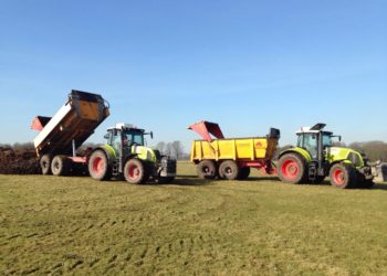 tractor met grondkar 22 en 24 ton 1 Tractoren Claas Arion en Axion met gronddumpers